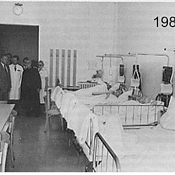 03_UEbernahme_der_Augenabteilung_1982.JPG
