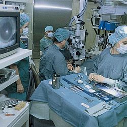 06_Operationen_in_den_neuen_Augen_OP_Saelen_1992.JPG